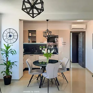 Enjoy - New With Terrace And Free Parking Garage Apartman Pula